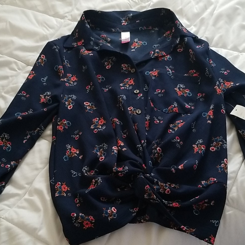 Floral long sleeve top. Navy